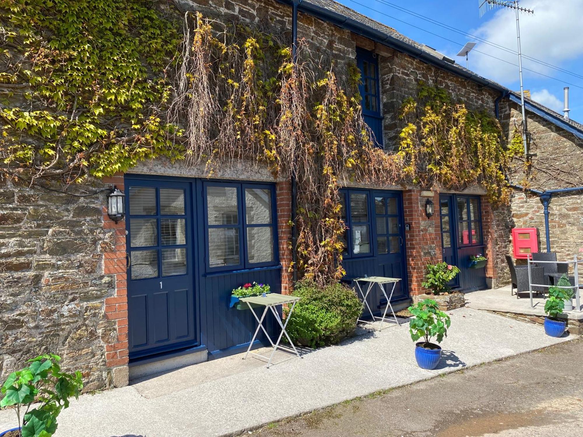 The Ivy Barn Holbeton Hotel Buitenkant foto